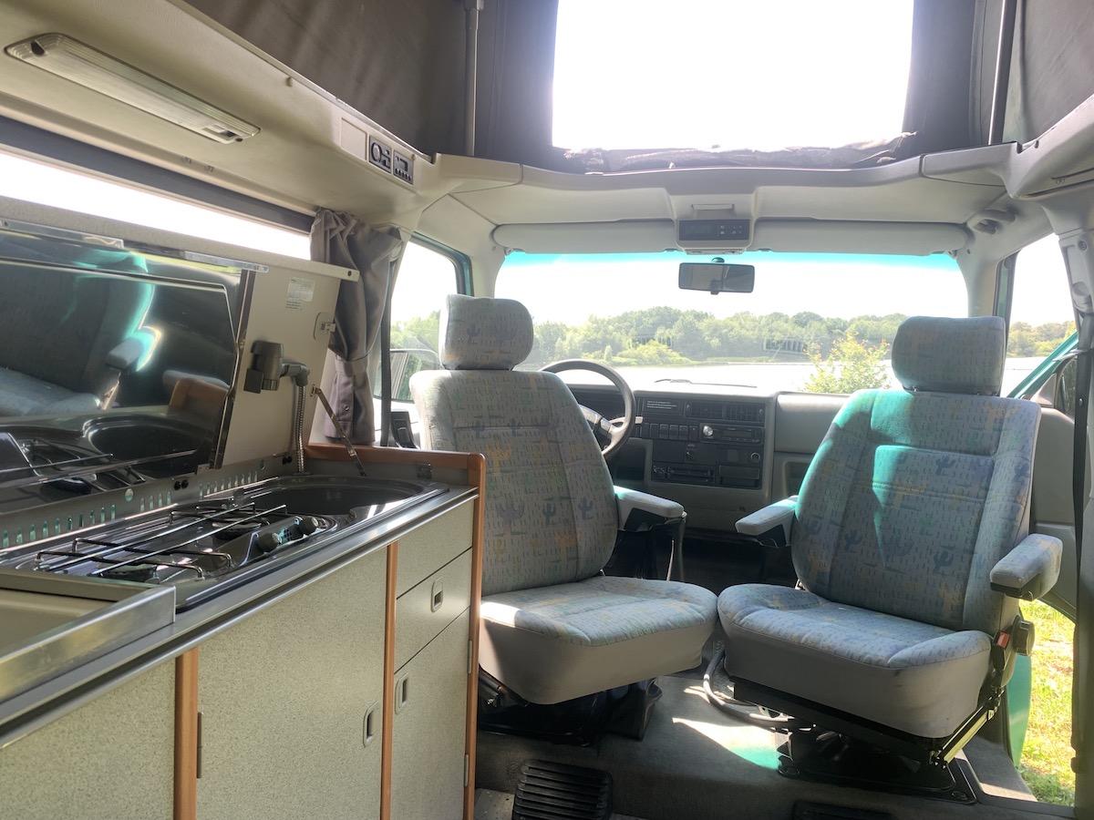 VW Bus T4 Achim California gruen Camper Bulli mieten Rostock bincampen Innenausstattung drehbare Sitze