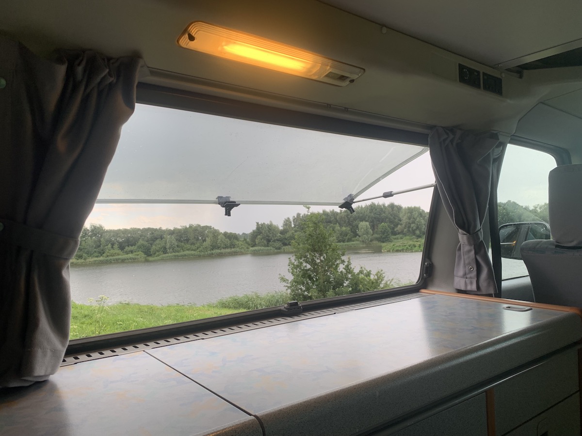 VW Bus T4 Achim California gruen Camper Bulli mieten Rostock bincampen Seite Fenster schöner Ausblick