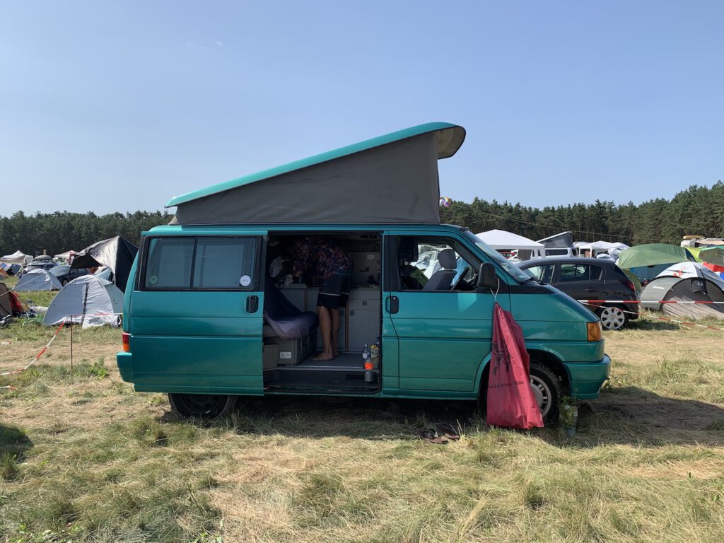 VW Bus T4 Achim California gruen Camper Bulli mieten Rostock bincampen Seite campen