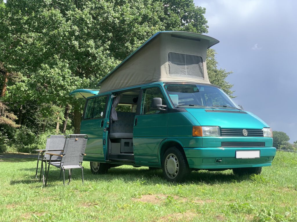 VW Bus T4 Achim California gruen Camper Bulli mieten Rostock bincampen Seite vorne campen Aufstelldach