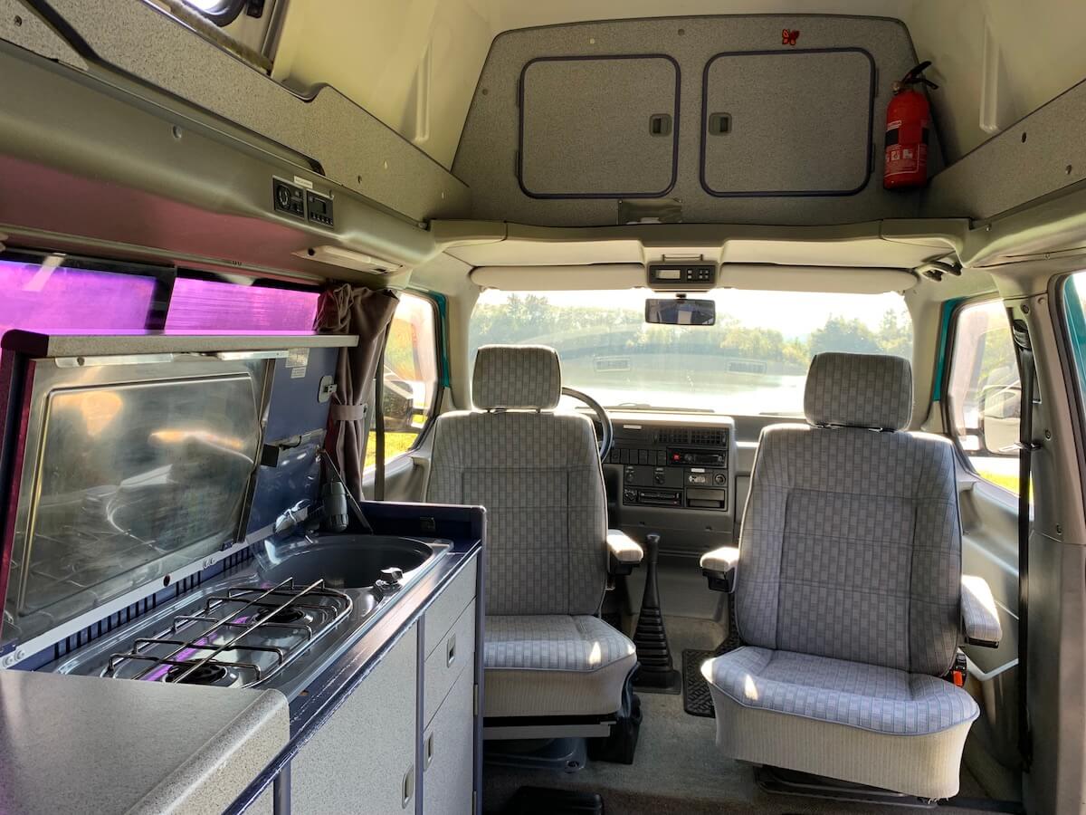 VW Bus T4 Manfred California gruen Camper Bulli mieten Rostock bincampen Innenausstattung drehbare Sitze