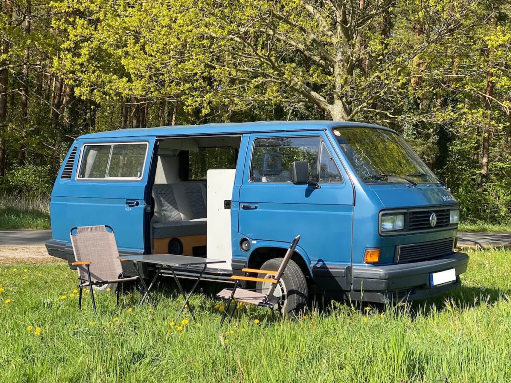 VW Bus T3 Lilli Magnum Multivan blau Camper Bulli mieten Rostock bincampen Seite vorne