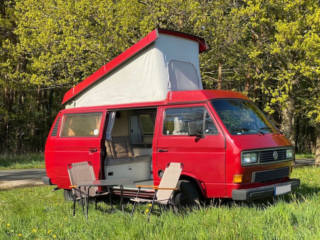 VW Bus T3 Wilma Westfalia Joker Klappdach rot Camper Bulli mieten Rostock bincampen Seite vorne